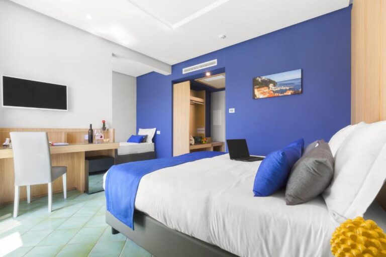 Amalfi hotel with pool during Vespa Tour , hotel met zwembad in Amalfi tijdens Vespa trip