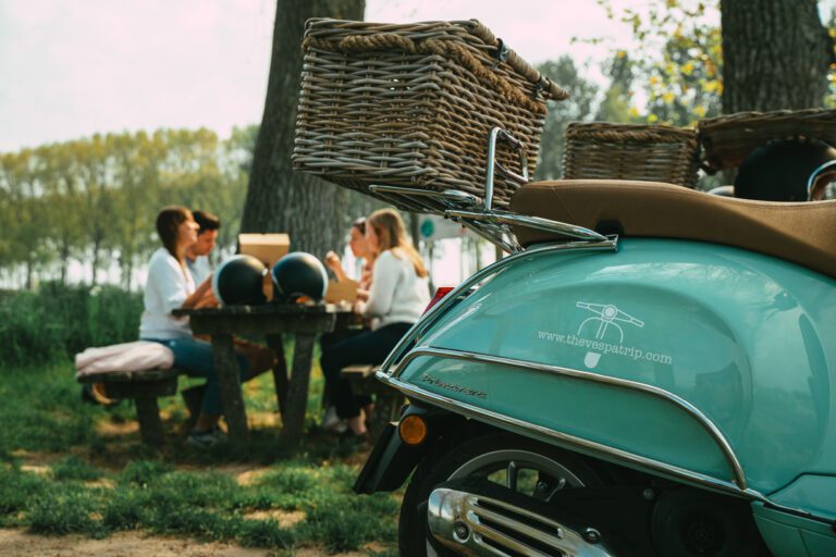 people picknick stop during Brugge Vespa tour