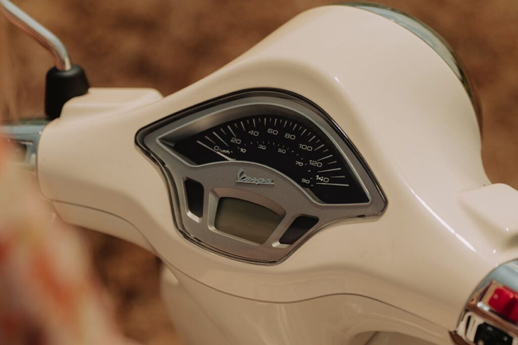 White Vespa for Vespa tour in Amalfi Vespa voor Vespa tour langs de Amalfikust