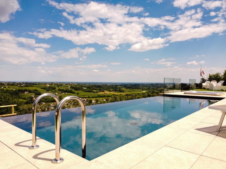 swimming pool with dolomites view in Veneto, zwembad met zicht op dolomieten in Veneto